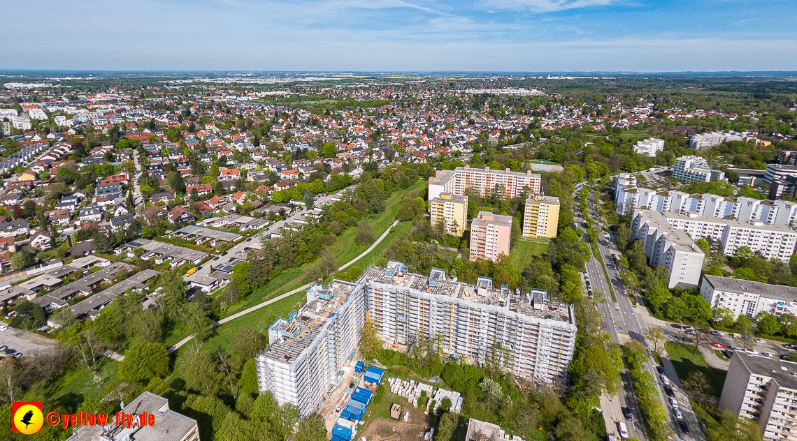 04.05.2023 - Luftbilder von der Fassadensanierung am Karl-Marx-Ring 11-21 in Neuperlach